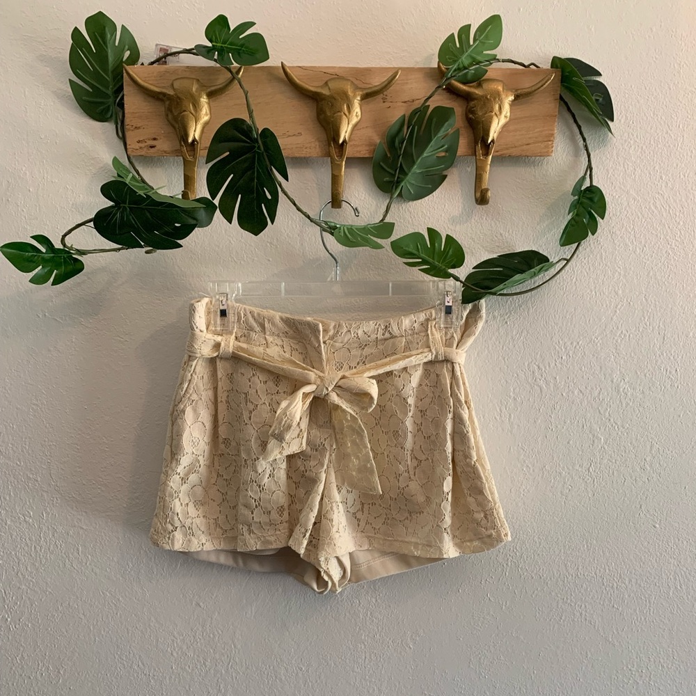 Cream lace shorts with pockets